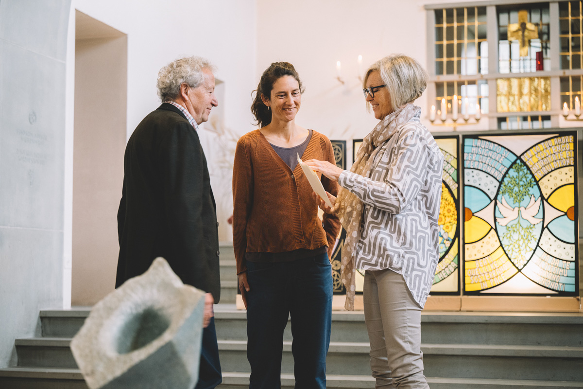 Claudia Jurt Steiger, die Präsidentin der Jurt-Stiftung mit Wendelin Gisler und Johanna Brücker