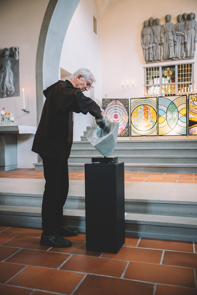 Josef Haselbach bereitet den Segen vor